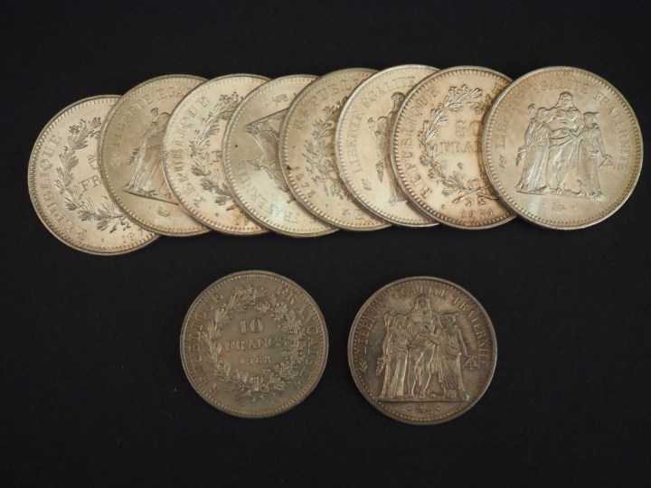 8 pièces de 50 Francs argent 2 pièces de 10 Francs argent Poids : 290 