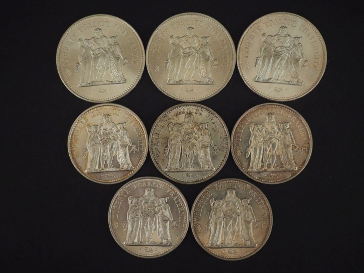 5 pièces de 10 Francs argent 3 pièces de 50 Francs argent Poids : 216 