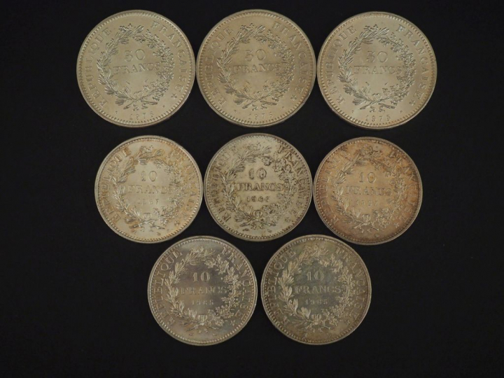 5 pièces de 10 Francs argent 3 pièces de 50 Francs argent Poids : 216 