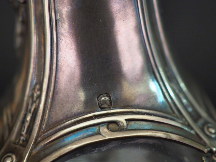 Aiguière de style Louis XVI en cristal et argent, poinçon Minerve, à d