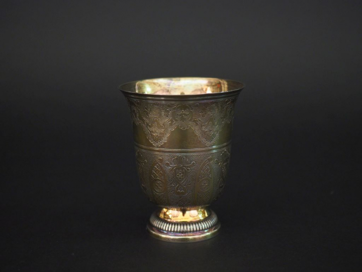 Timbale tulipe en argent, poinçon Minerve, décor gravé de lambrequins.