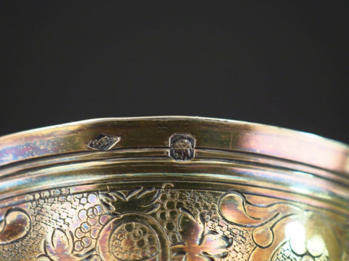 Timbale tulipe en argent, poinçon Minerve, décor gravé de lambrequins.