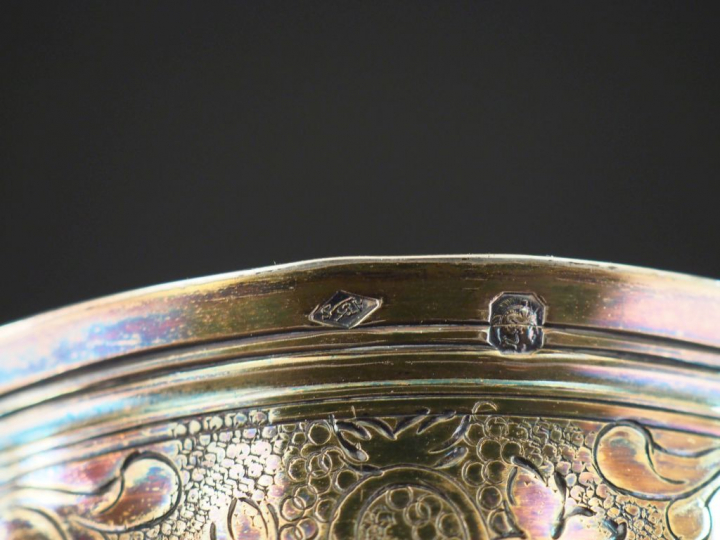 Timbale tulipe en argent, poinçon Minerve, décor gravé de lambrequins.