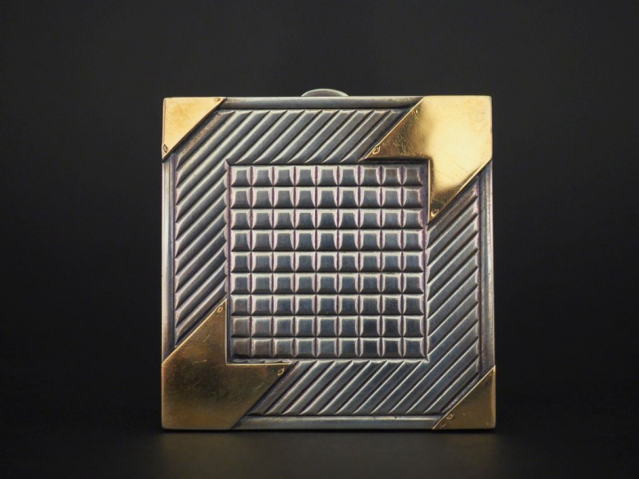 Poudrier en argent et vermeil de style Art Déco. Poids tel : 117 g   