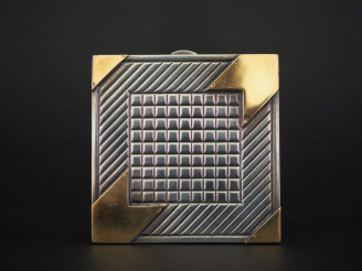 Vente aux enchères Poudrier en argent et vermeil de style Art Déco. Poids tel : 117 g   