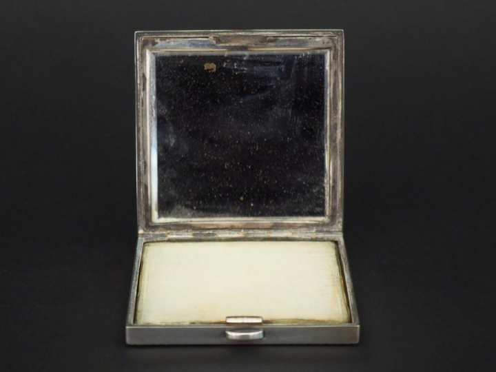 Poudrier en argent et vermeil de style Art Déco. Poids tel : 117 g   