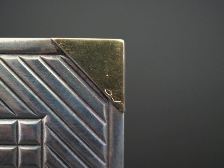 Poudrier en argent et vermeil de style Art Déco. Poids tel : 117 g   