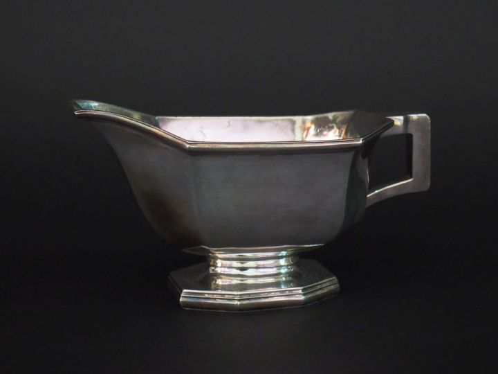 Saucière en argent, poinçon Minerve, modèle à pans coupés. Poids : 280