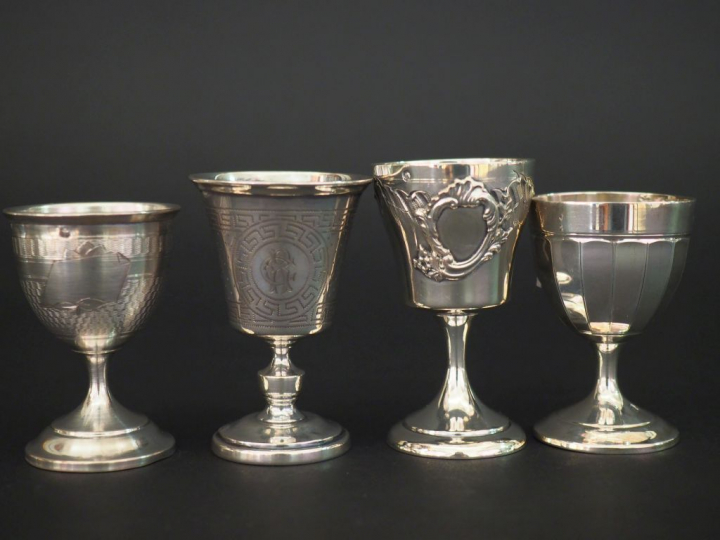 4 différents coquetiers en argent, poinçon Minerve. Poids : 127 g   