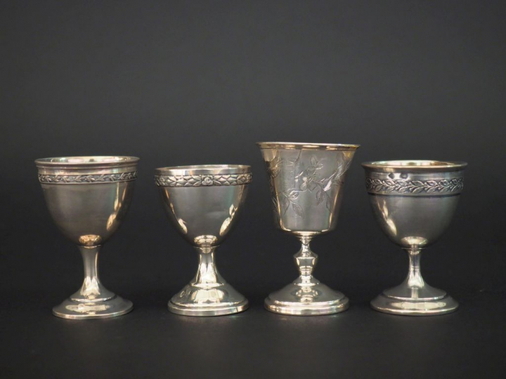 4 différents coquetiers en argent, poinçon Minerve. Poids : 95 g   