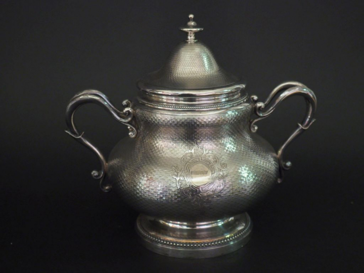 Sucrier Napoléon III de style Louis XV, en argent, poinçon Minerve, à 