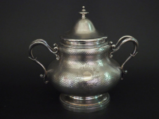Vente aux enchères Sucrier Napoléon III de style Louis XV, en argent, poinçon Minerve, à 