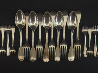 Vente aux enchères 5 grands couverts en argent, modèle uniplat Poids : 658 g on y joint 1