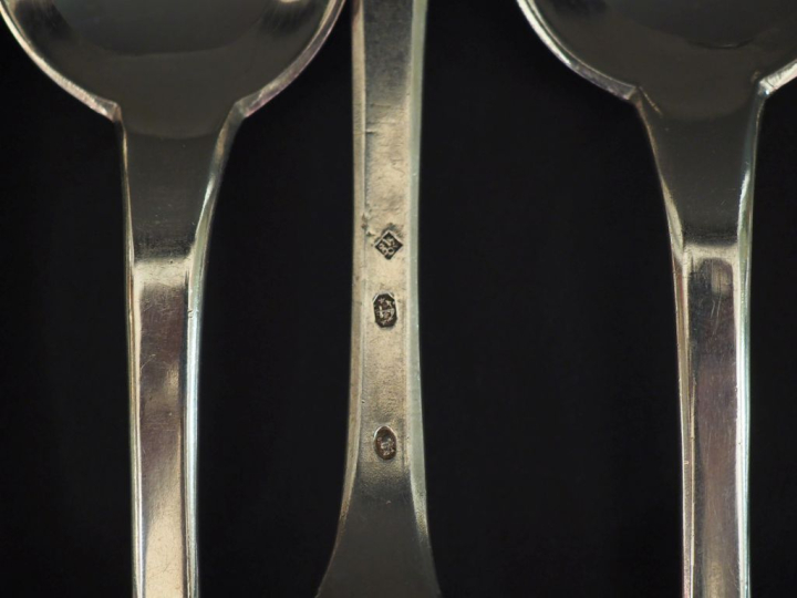 5 grands couverts en argent, modèle uniplat Poids : 658 g on y joint 1