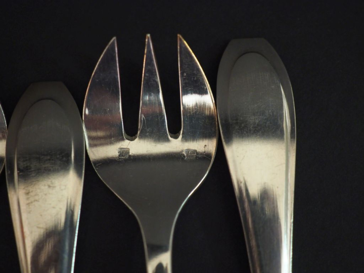 5 grands couverts en argent, modèle uniplat Poids : 658 g on y joint 1