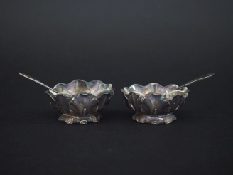Vente aux enchères Paire de salerons Art Nouveau en argent poinçon Minerve, à décor de fe