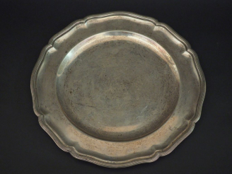 Vente aux enchères Plat de style Louis XV en argent étrangrer, bordure polylobée à décor 