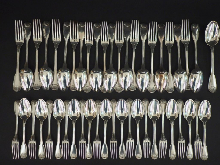 Ménagère en argent, poinçon Minerve, modèle à double coquille comprena