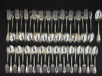 Vente aux enchères Ménagère en argent, poinçon Minerve, modèle à double coquille comprena