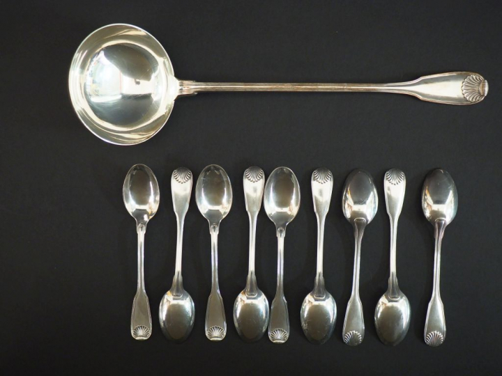 Ménagère en argent, poinçon Minerve, modèle à double coquille comprena