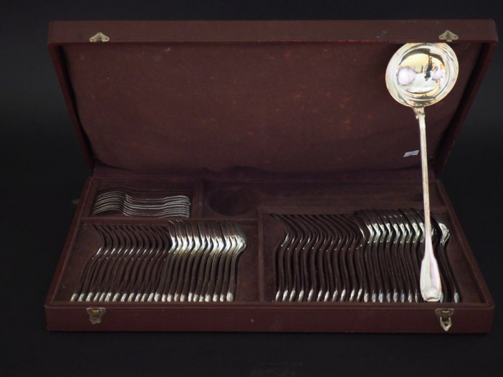 Ménagère en argent, poinçon Minerve, modèle à double coquille comprena