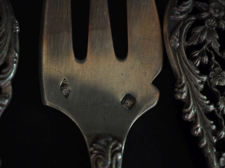 12 fourchettes à huitre ou à gateaux en argent, poinçon Minerve à déco