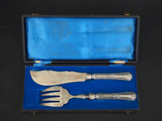 Vente aux enchères Couvert à poisson en argent, poinçon Minerve, lames en argent massif, 