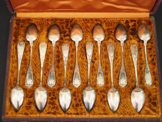 Vente aux enchères 12 cuillères à café Napoléon III en argent, poinçon Minerve, modèle fe