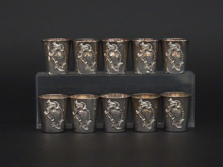 10 verres à liqueur en argent, poinçon Minerve,  monogrammés dans une 