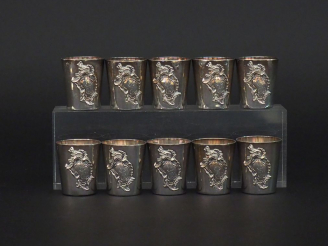Vente aux enchères 10 verres à liqueur en argent, poinçon Minerve,  monogrammés dans une 