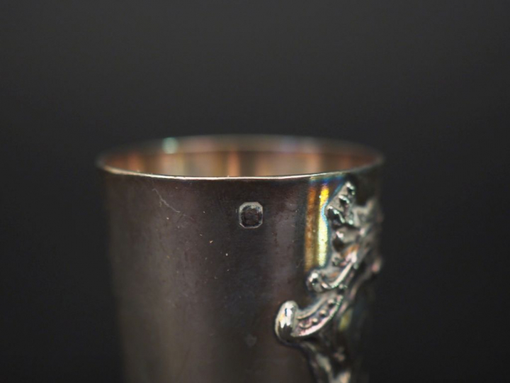 10 verres à liqueur en argent, poinçon Minerve,  monogrammés dans une 