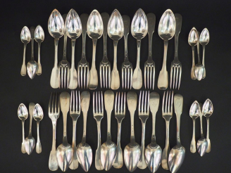 Vente aux enchères 12 couverts en argent, poinçon Minerve, modèle uniplat, monogrammés 12