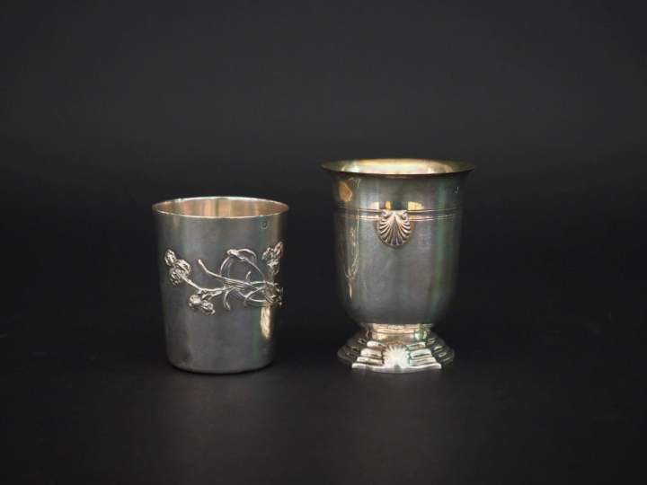 2 différentes timbales en argent poinçon Minerve. Poids : 184 g   