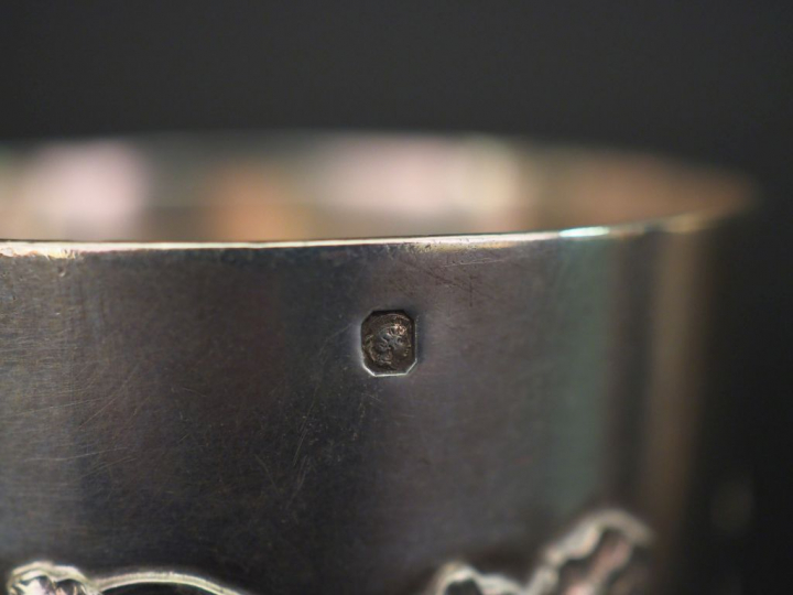 2 différentes timbales en argent poinçon Minerve. Poids : 184 g   