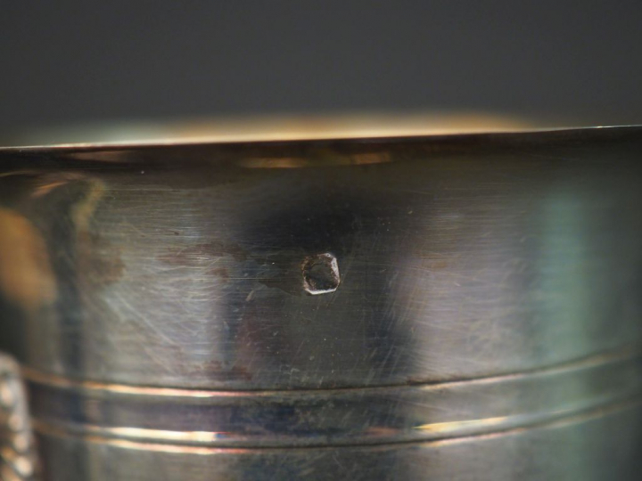 2 différentes timbales en argent poinçon Minerve. Poids : 184 g   