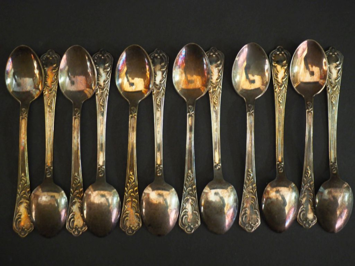 12 cuillères à café en argent, modèle feuillagé. Poids : 139 g   