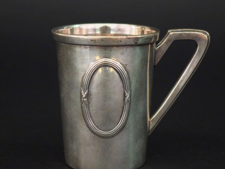 Tasse en argent, travail étranger. Poids : 50 g   