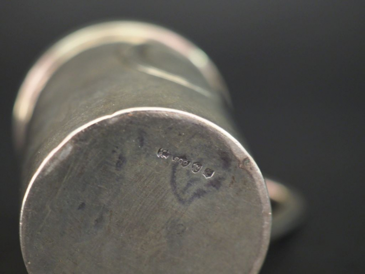Tasse en argent, travail étranger. Poids : 50 g   