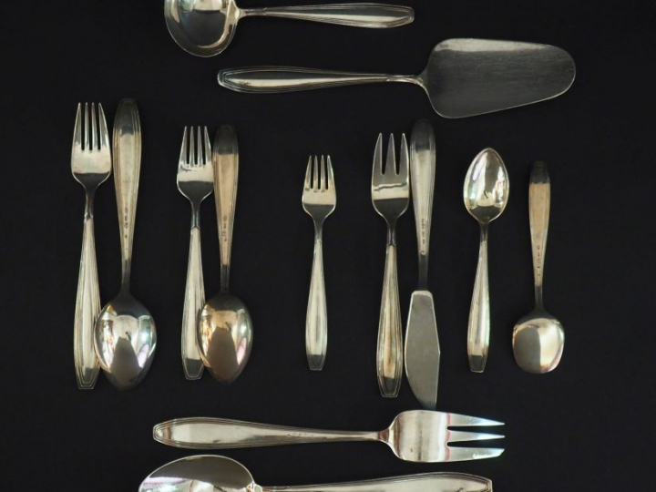 Ménagère en argent étranger comprenant :   12 grands couverts 12 couve