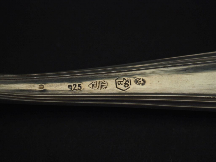 Ménagère en argent étranger comprenant :   12 grands couverts 12 couve