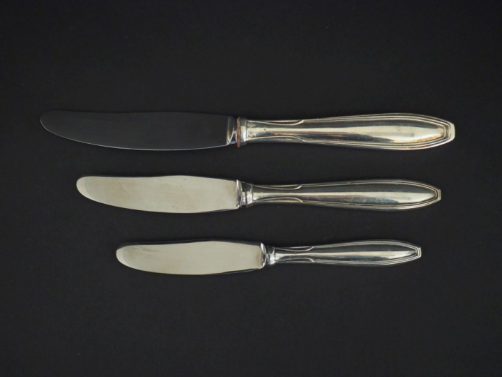 Ménagère en argent étranger comprenant :   12 grands couverts 12 couve