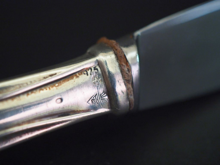 Ménagère en argent étranger comprenant :   12 grands couverts 12 couve