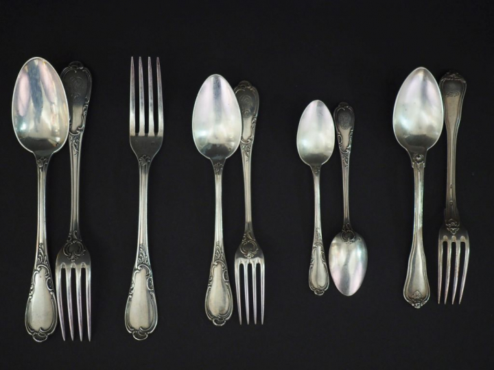 Ménagère de style Rocaille en argent, poinçon Minerve, monogrammée com