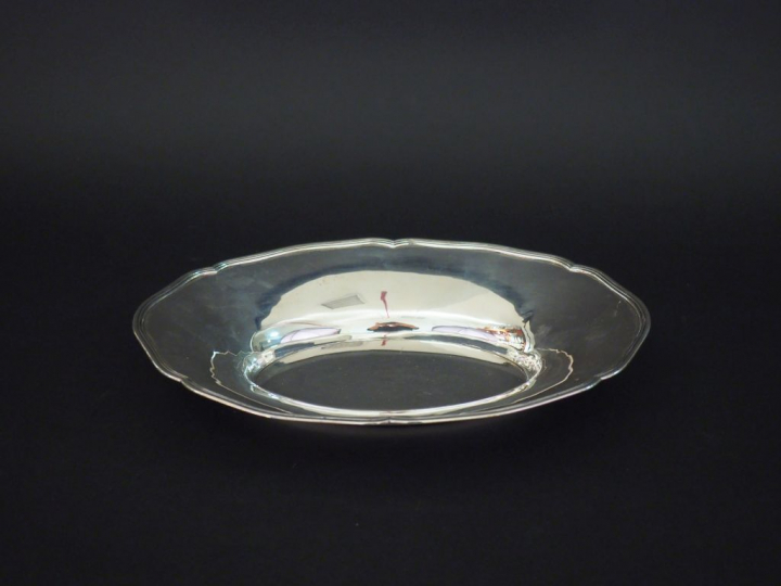 Plat creux ovale en argent étranger. Poids : 320 g   