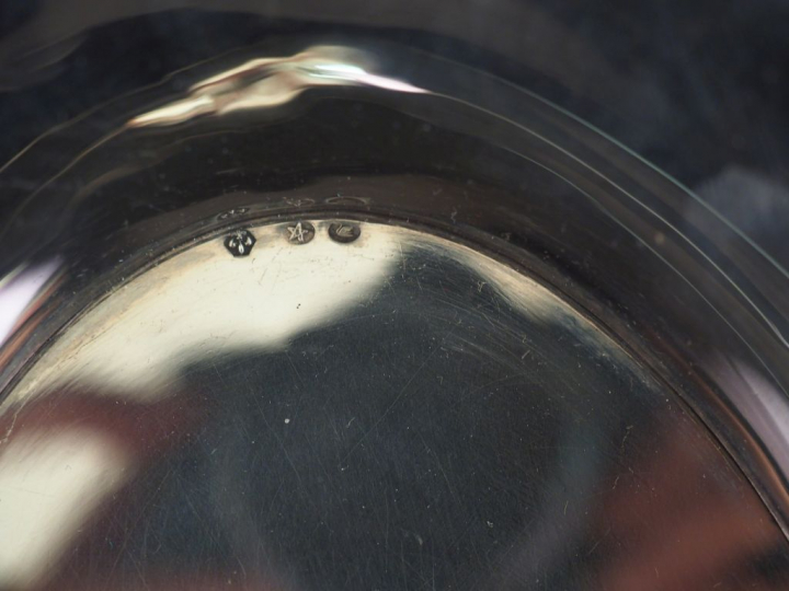 Plat creux ovale en argent étranger. Poids : 320 g   