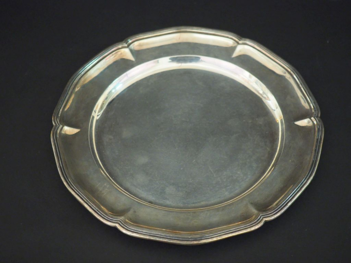 	Petit plat rond en argent étranger. Poids : 327 g   