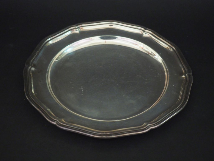 Plat rond en argent étranger. Poids : 635 g   