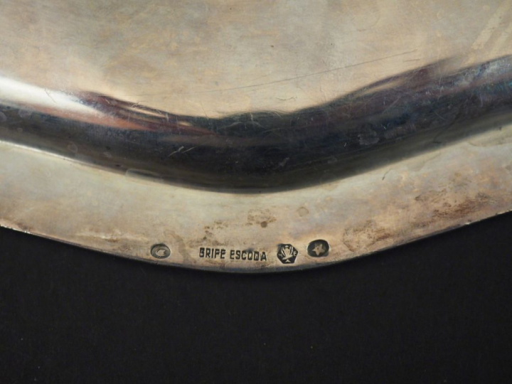 Plat rond en argent étranger. Poids : 635 g   