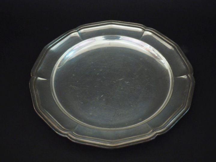 Grand plat rond en Alpaca. Poids : 609 g   