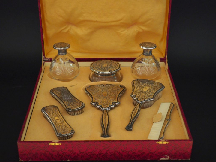 Garniture de toilette en cristal et argent gravé, à décor de rinceaux 
